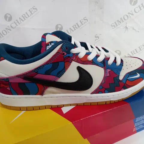 BOXED PAIR OF NIKE SB DUNK LOW PRO QS TRAINERS SIZE 10