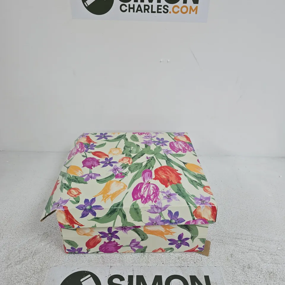 FLORAL-PATTERNED THROW IN DECORATIVE GIFT BOX