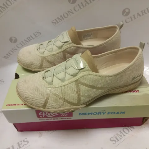 BOXED SKETCHERS RELAXED FIT CREAM - SIZE 7