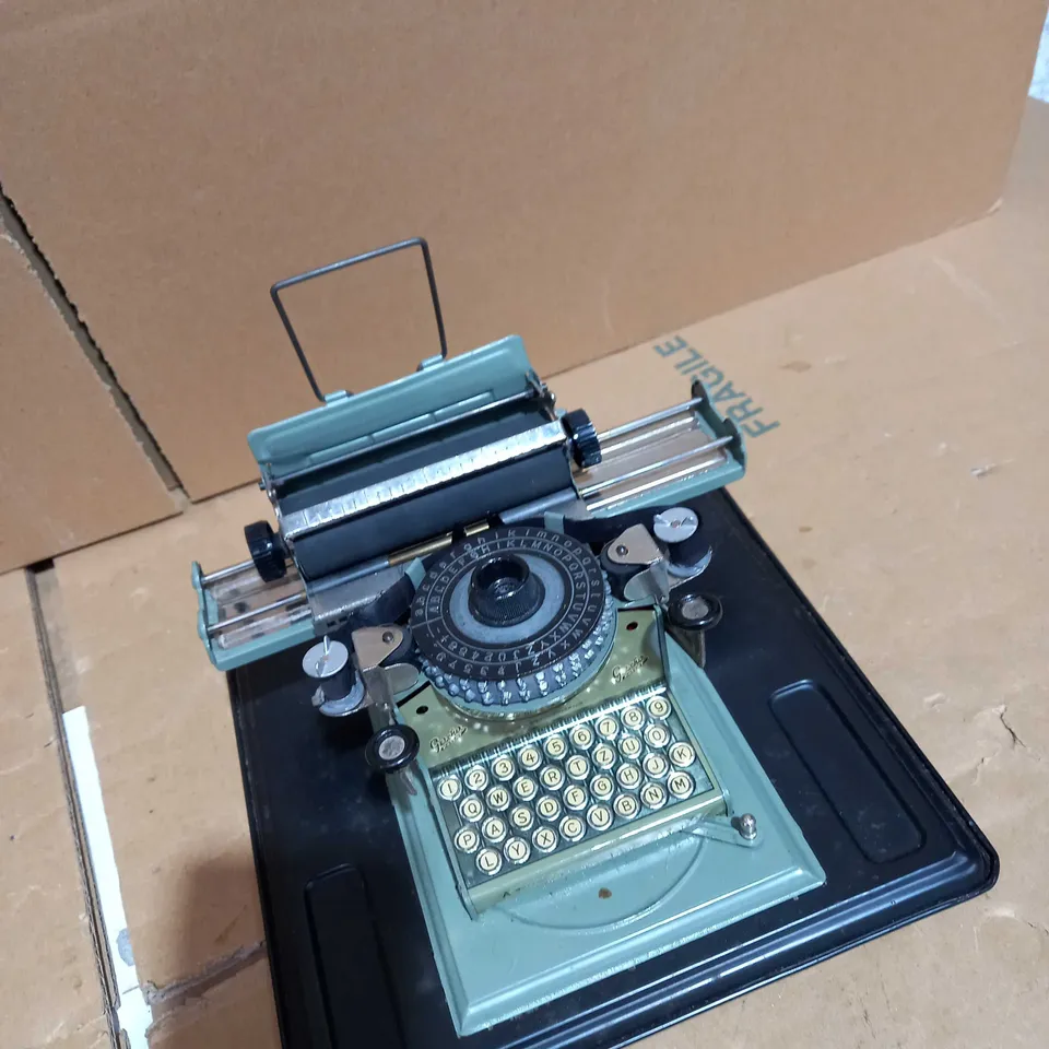 GESCHA OLD SCHOOL TYPEWRITER 