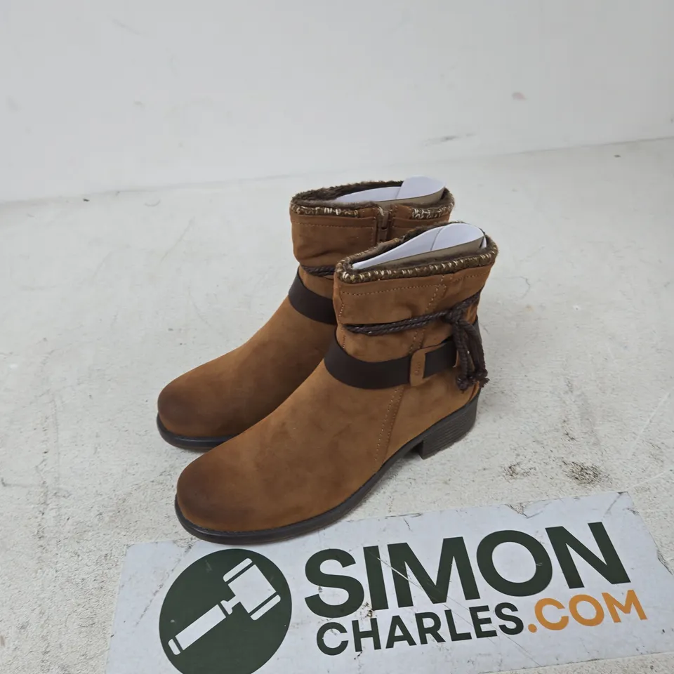 E. SHOES BY EMMA STOCKHOLM CAMEL BOOTS – UK SIZE 7