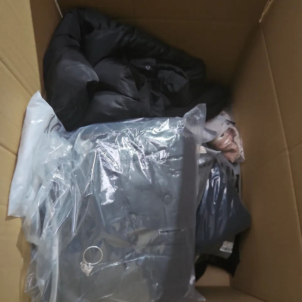 APPROXIMATELY 25 ASSORTED CLOTHING AND FASHION PRODUCTS IN VARIOUS STYLES AND SIZES - COLLECTION ONLY