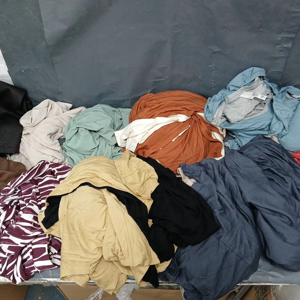 BOX OF APPROXIMATELY 12 ASSORTED CLOTHING ITEMS IN VARIOUS STYLES, COLOURS AND SIZES 