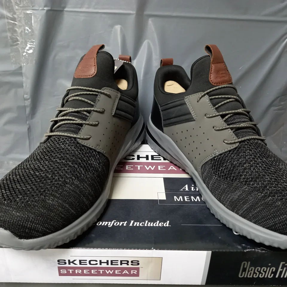 BOXED PAIR OF SKECHERS STREETWEAR TRAINERS IN BLACK/GREY - MENS UK 9