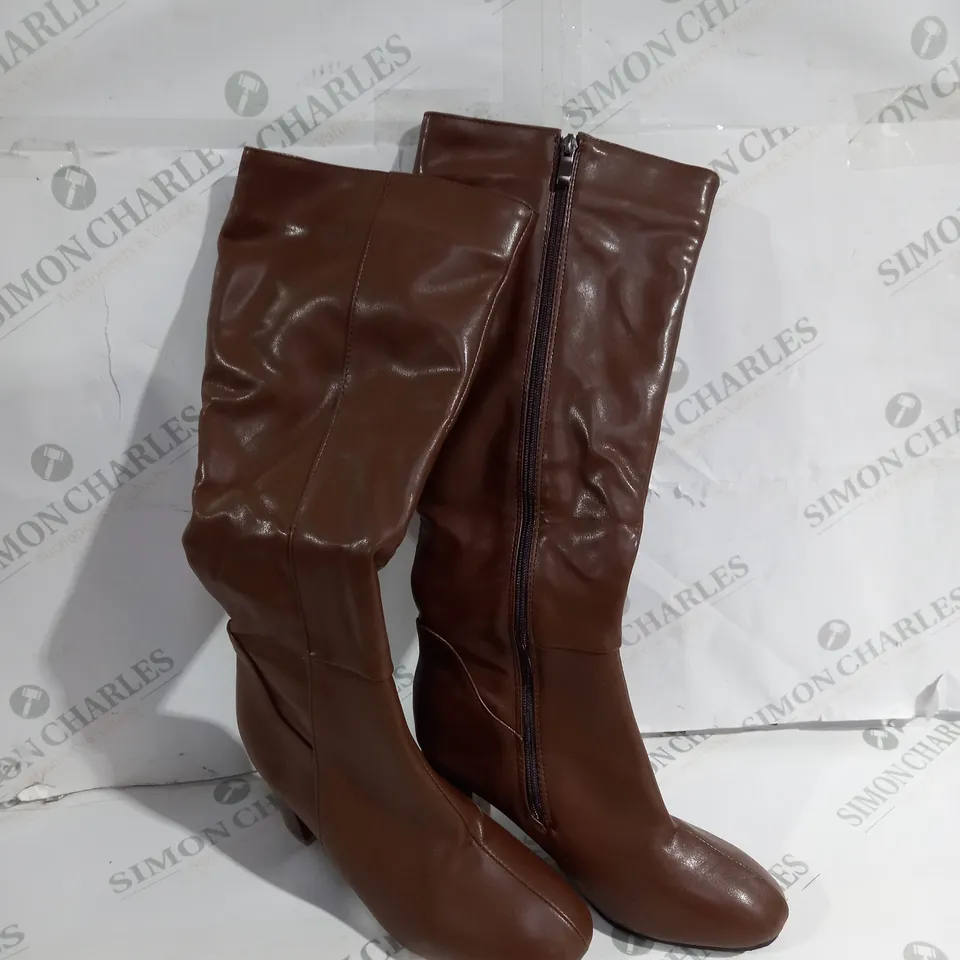 PAIR OF JINGPIN BROWN BOOTS SIZE 39