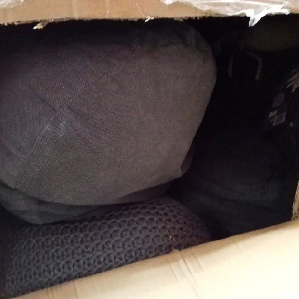 PALLET CONTAINING ASSORTED CUSHIONS & BEAN BAGS