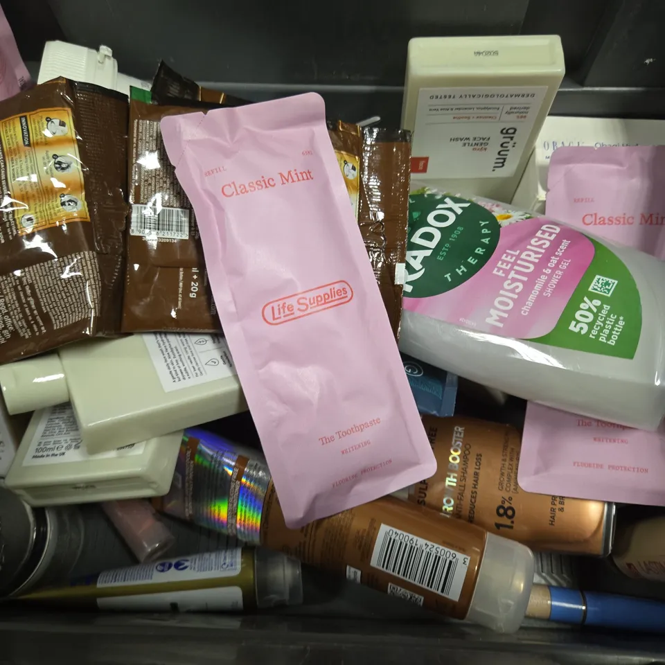 APPROXIMATELY 15 ASSORTED HEALTH & BEAUTY ITEMS TO INCLUDE - RADOX SHOWER GEL , MILK SHAKE ICY BLOND SHAMPOO , GRUUM FACIAL GEL ETC