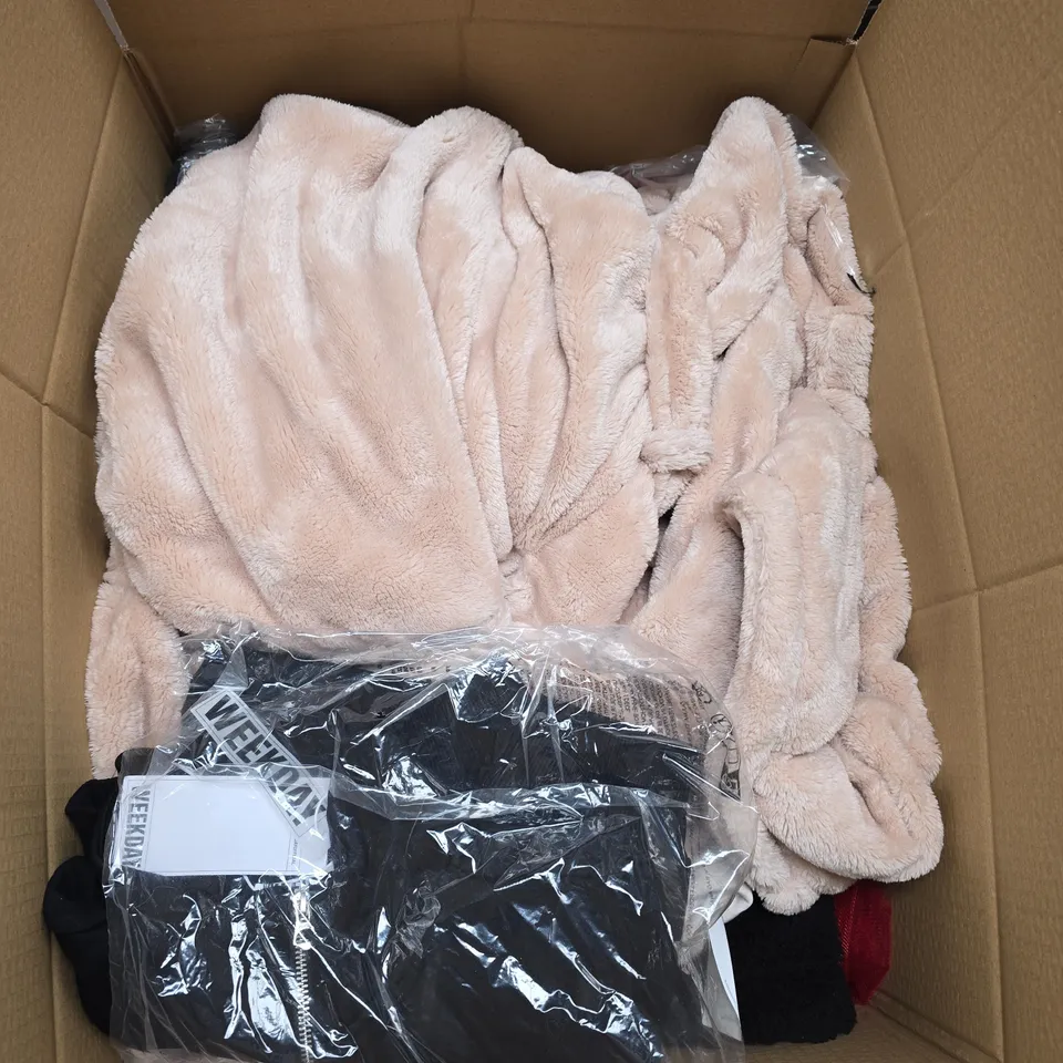 LARGE BOX OF APPROXIMATELY 20 ASSORTED CLOTHING ITEMS IN VARIOUS SIZES, STYLES AND COLOUR 