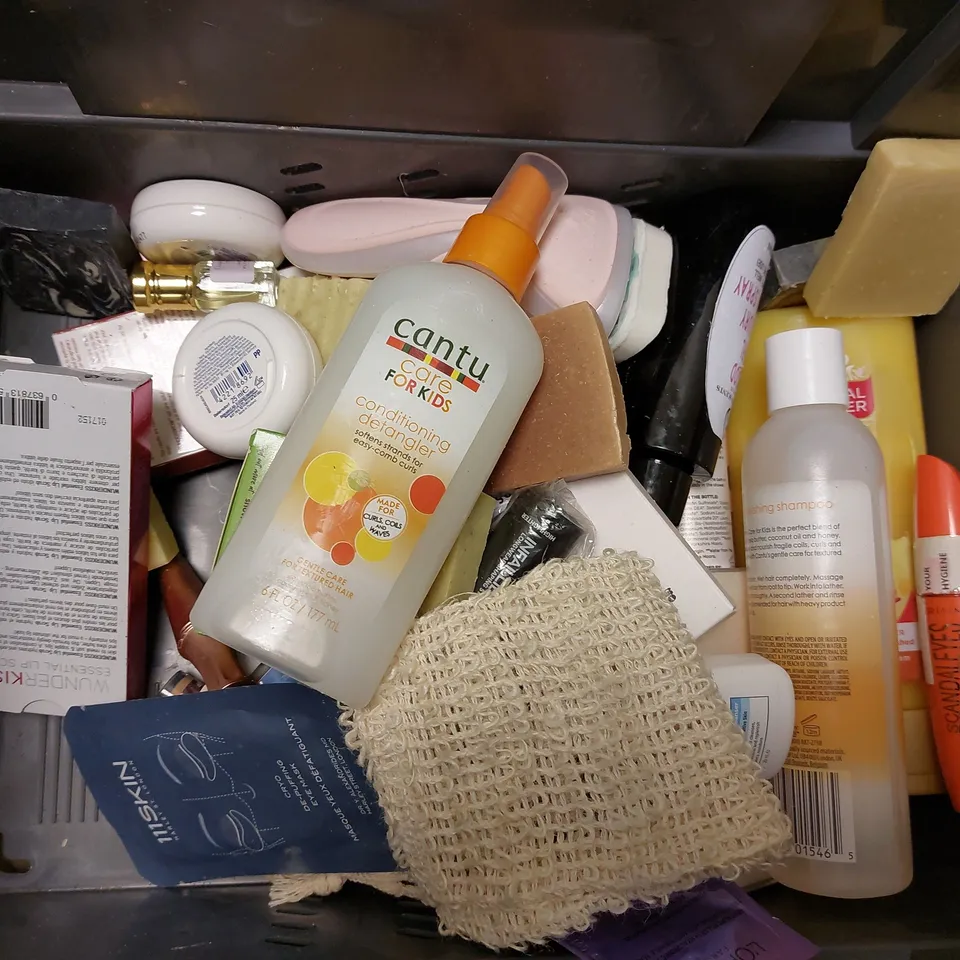 BOX OF APPROX 20 COSMETIC ITEMS TO INCLUDE FACE MASKS, BAYLISS&HARDING GIFT SET AND CANTU FOR KIDS CONDITIONER