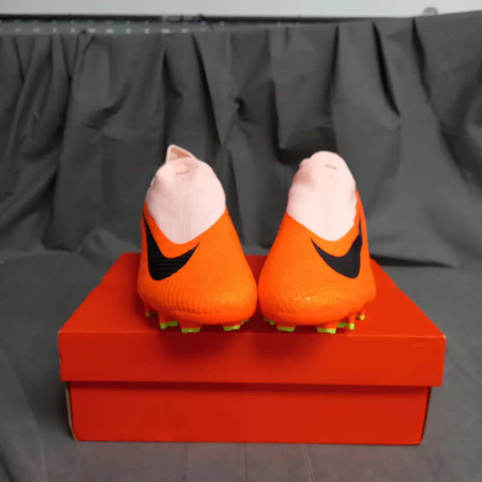 BOXED PAIR OF NIKE  MEN'S PHANTOM GX ACAD DF WC FG MG 'UNITED PACK' FOOTBALL BOOTS SIZE 8.5