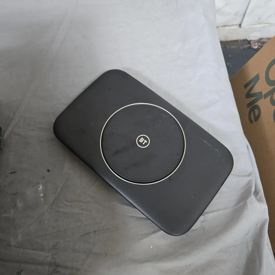 TOTE OF APPROXIMATELY 16 ASSORTED ITEMS TO INCLUDE: BT ROUTER 