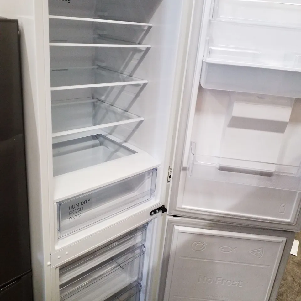 SAMSUNG FROST FREE CLASSIC FRIDGE FREEZER WHITE - UNPROCESSED RAW RETURN
