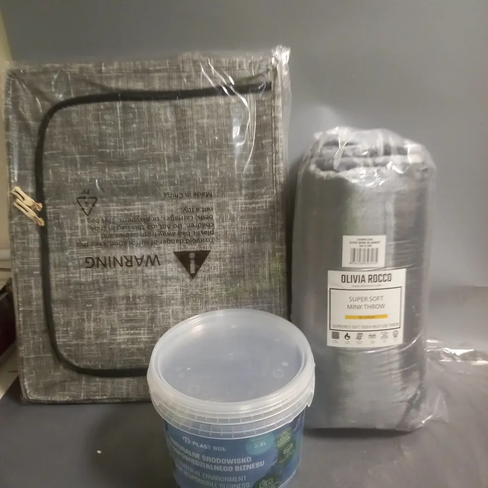 APPROXIMATELY 10 HOUSEHOLD ITEMS TO INCLUDE STORAGE CUBES, FLEECE THROWS AND FOOD STORAGE TUBS