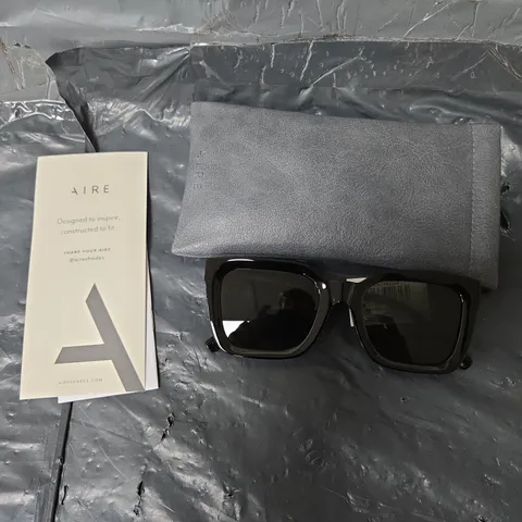 AIRE ABSTRACTION BLACK SUNGLASS 