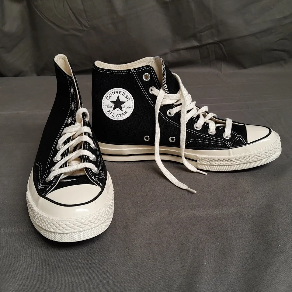 BOXED PAIR OF CONVERSE ALL STAR SHOES SIZE UK 7
