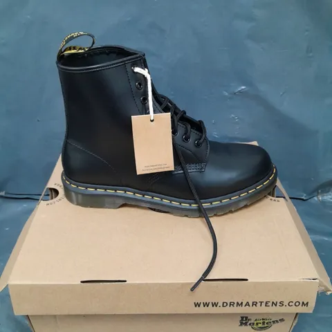 BOXED PAIR OF DR MARTENS ICONS SMOOTH BLACK BOOTS - 8