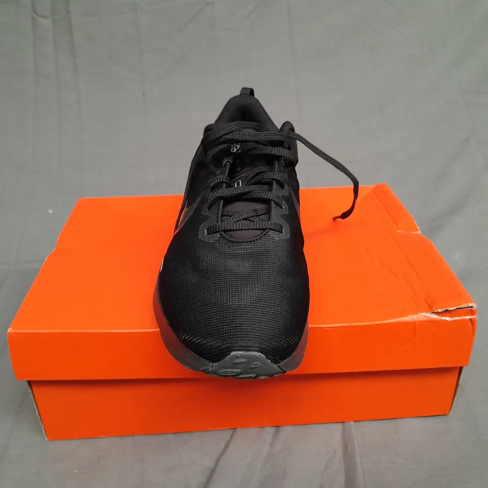 BOXED PAIR OF NIKE DOWNSHIFTER 12 IN BALCK SIZE 9.5 