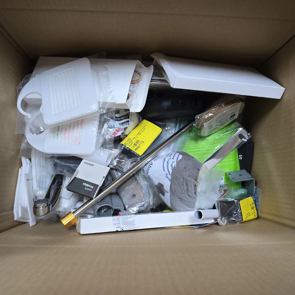 BOX OF APPROXIMATELY 20 ASSORTED HOUSEHOLD ITEMS TO INCLUDE A COLLAPSIBLE COFFEE CUP, NAIL BRUSH AND A MEASURING JUG