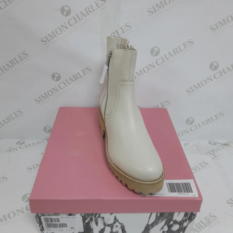 MODA IN PELLE ZIPSTER LEATHER BOOT - SIZE 8