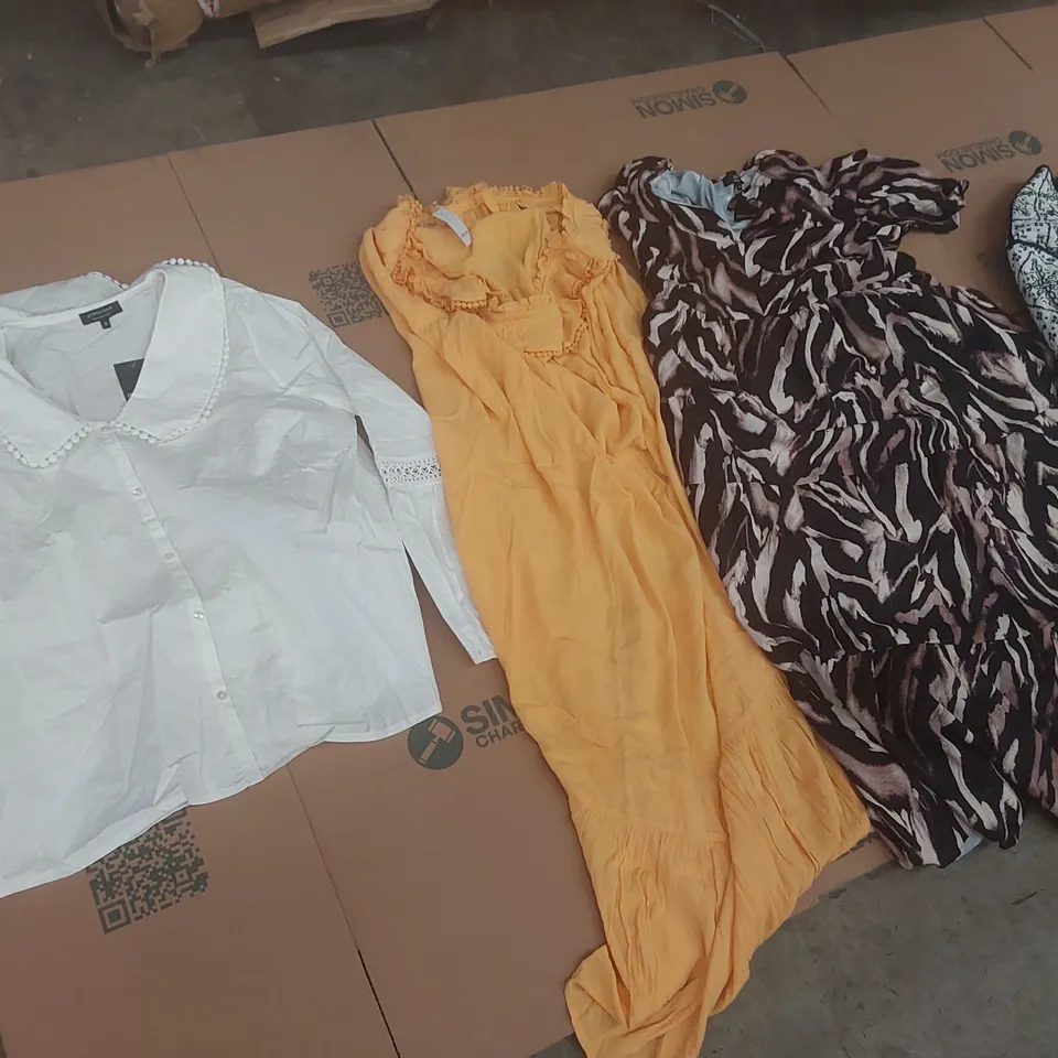 PALLET CONTAINING APPROXIMATELY 300X BRAND NEW ASSORTED DESIGNER CLOTHING ITEMS INCLUDING: JD WILLIAMS DRESSES, TOPS, JEANS ECT