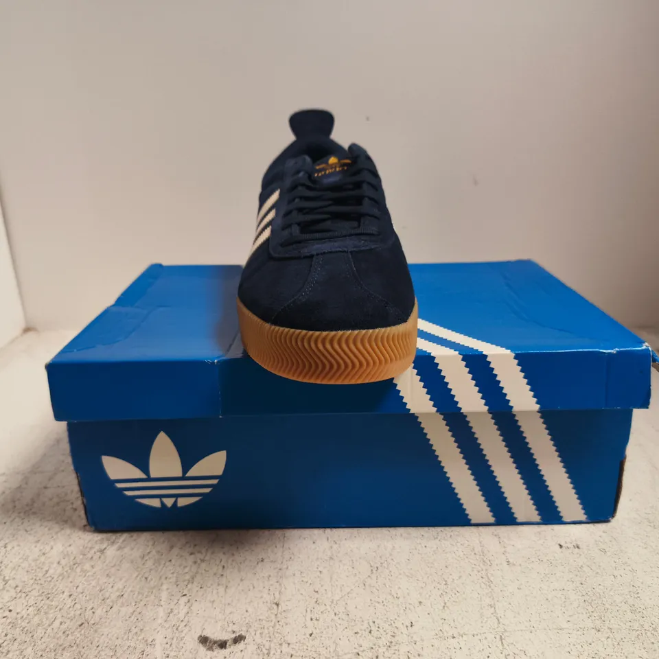 BOXED PAIR OF ADIDAS SAMBA 62 SUPER TRAINERS IN NAVY/WHITE SIZE UK 12