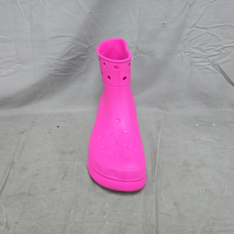 UNBOXED PAIR OF CROCS CLASSIC CRUSH BOOTS IN PINK SIZE UK M9/W10