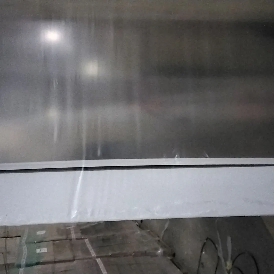 BRAND NEW 2XG BRACKNELL PRIMED DOOR , 1981 X 838 X 44MM, HAS SOME LIFTING  AROUND THE BORDERS OF THE DOOR 