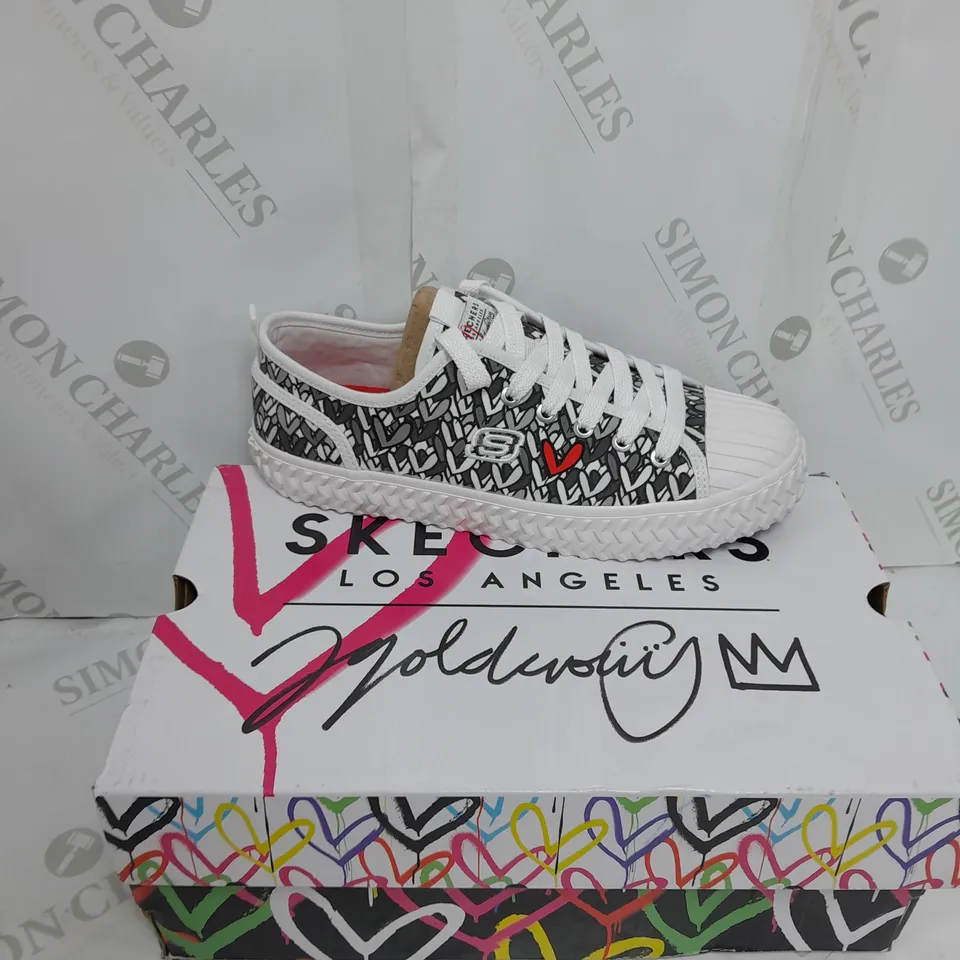 BOXED PAIR OF SKETCHERS STREET TAX TRAINERS SIZE 4 