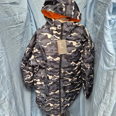 REGATTA JUNIOR WATERPROOF ROBE IN BLACK CAMO - 9/13 YRS