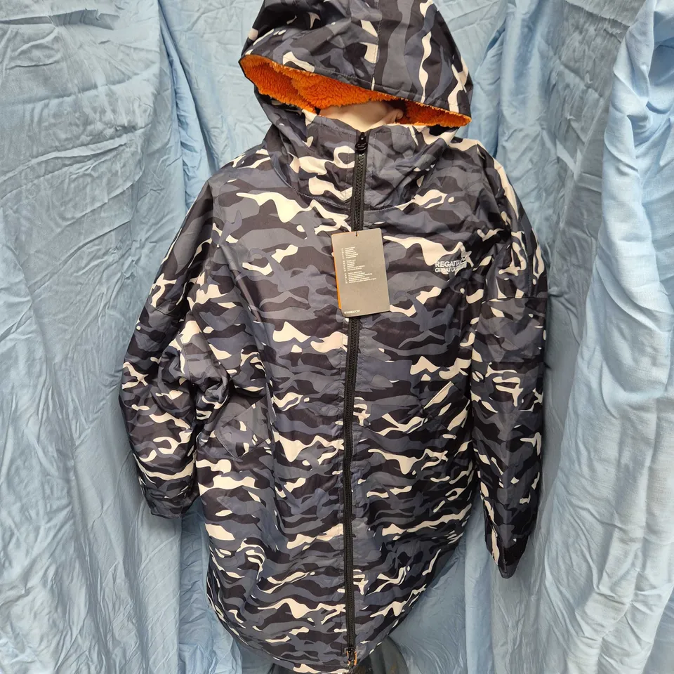 REGATTA JUNIOR WATERPROOF ROBE IN BLACK CAMO - 9/13 YRS