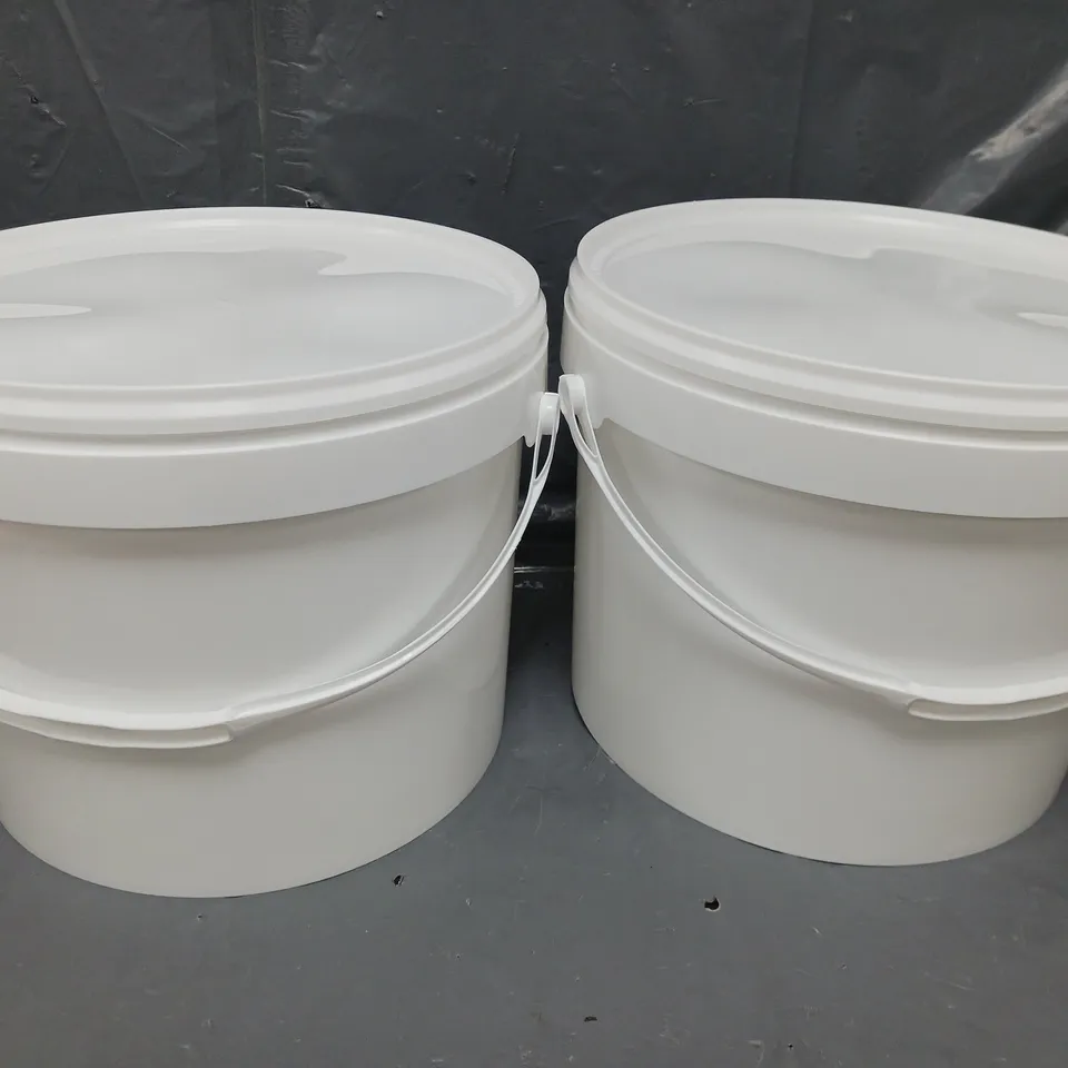 2 PLASTIC STORAGE BUCKETS WITH HANDLES AND LIDS IN WHITE