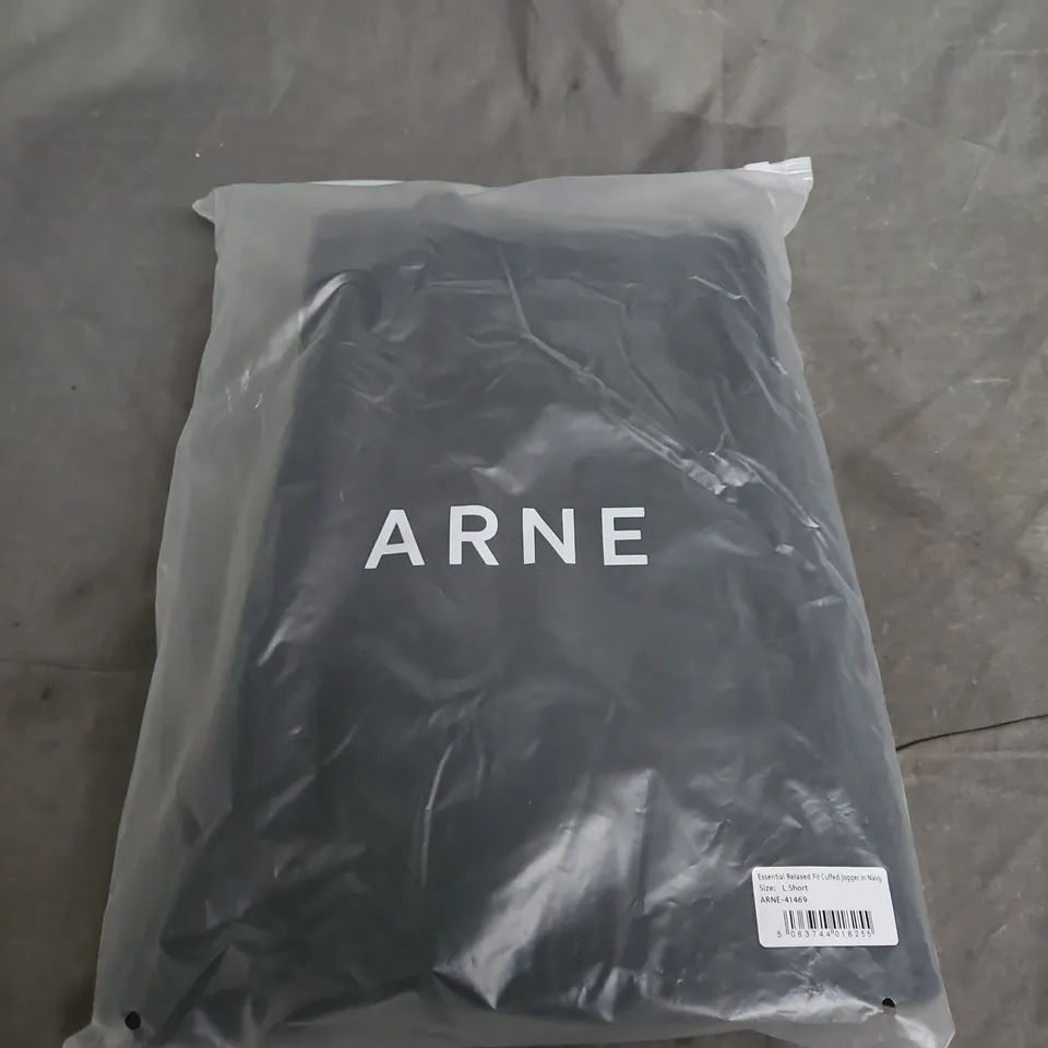 ARNE ESSENTIAL RELAXED FIT JOGGER – NAVY, UK L SHORT