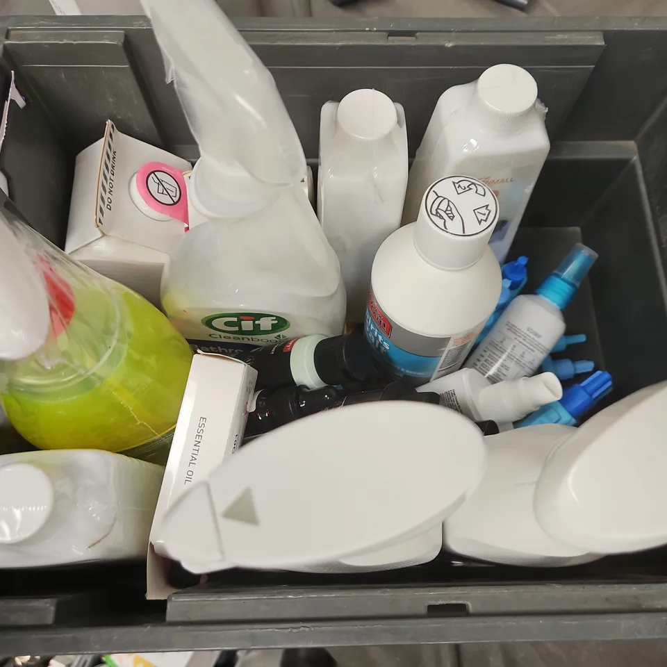 APPROXIMATELY 15 ASSORTED LIQUIDS TO INCLUDE SMOL WASHING UP LIQUID, METAL MAGIC RUST REMOVER, ATTRACT NATURAL GLUG LIQUID FOOD, ETC - COLLECTION ONLY