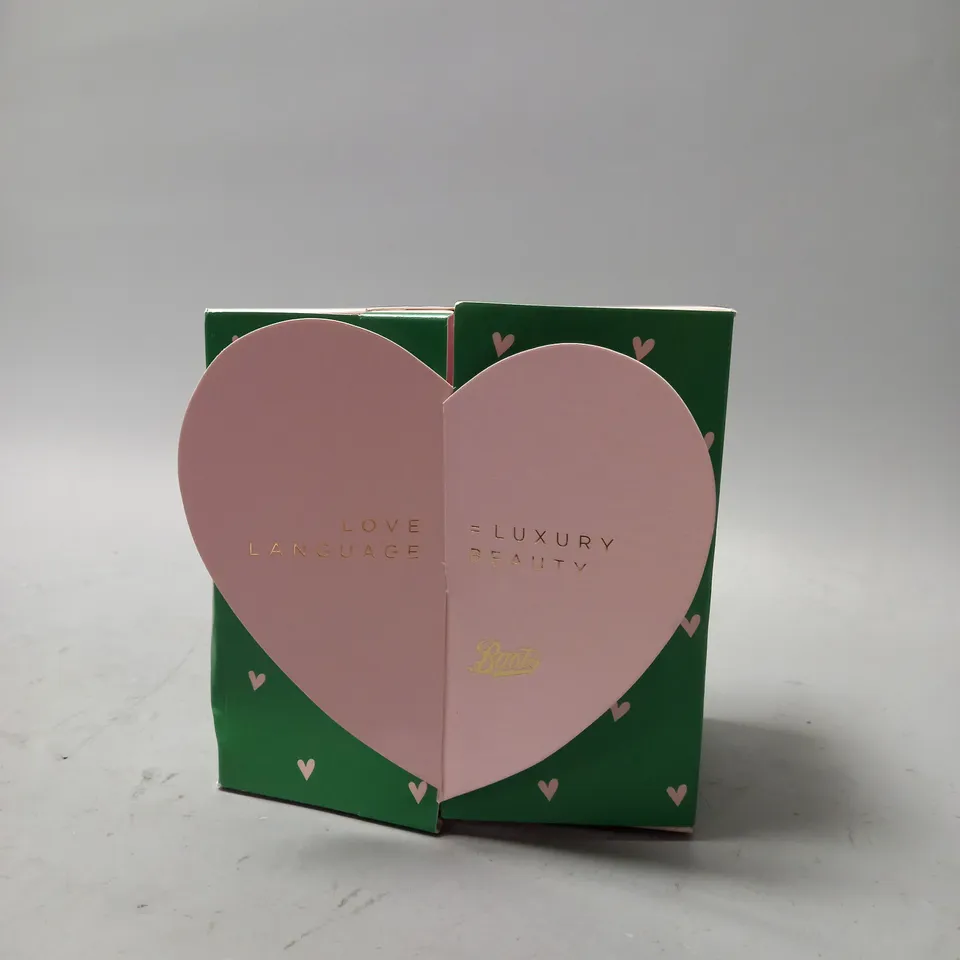 BOXED BOOTS GIFT SET TO INCLUDE MASCARA , PRIMING MOISTURISER, ETC 