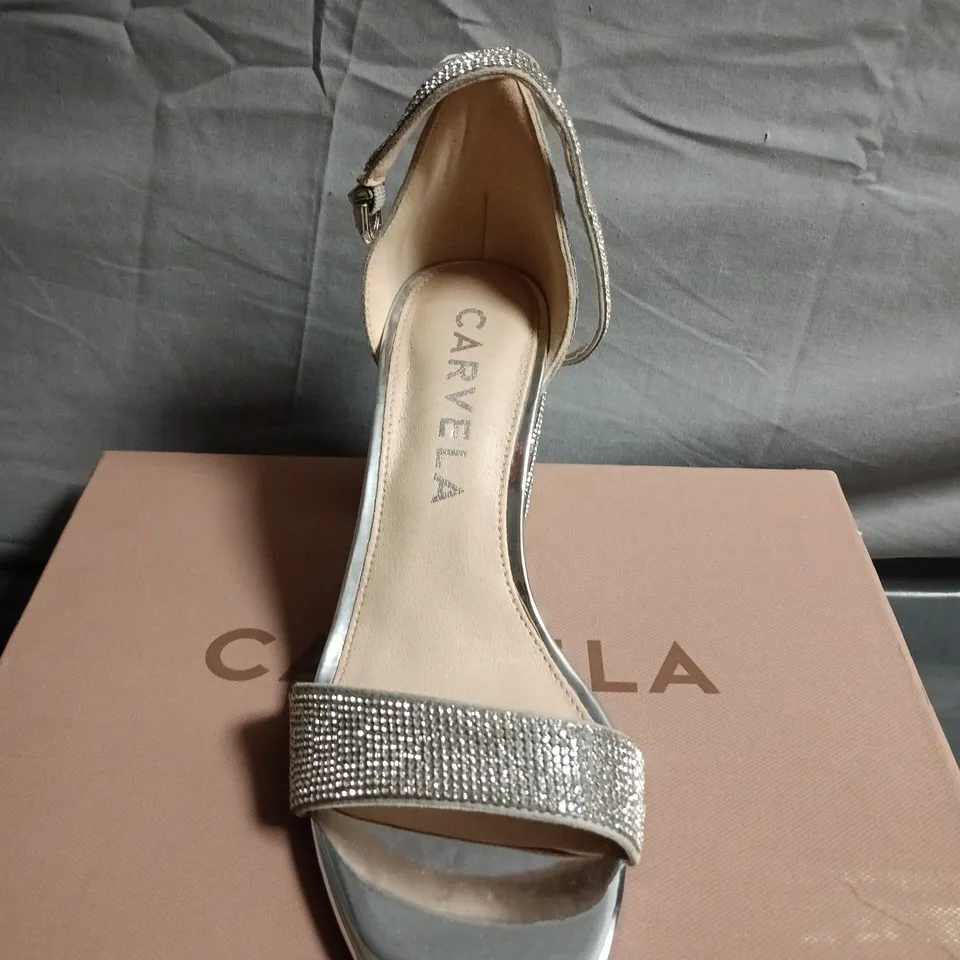 BOXED PAIR OF CARVELA SILVER GLITTER STRAPPY BLOCK-HEEL SANDALS – UK SIZE 38