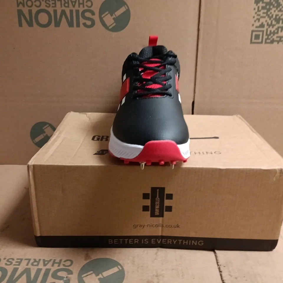 BOXED PAIR OF GRAY-NICOLLS PLAYERS3.0 SPIKE CRICKET TRAINERS IN BLACK/RED/WHITE SIZE UK 9.5