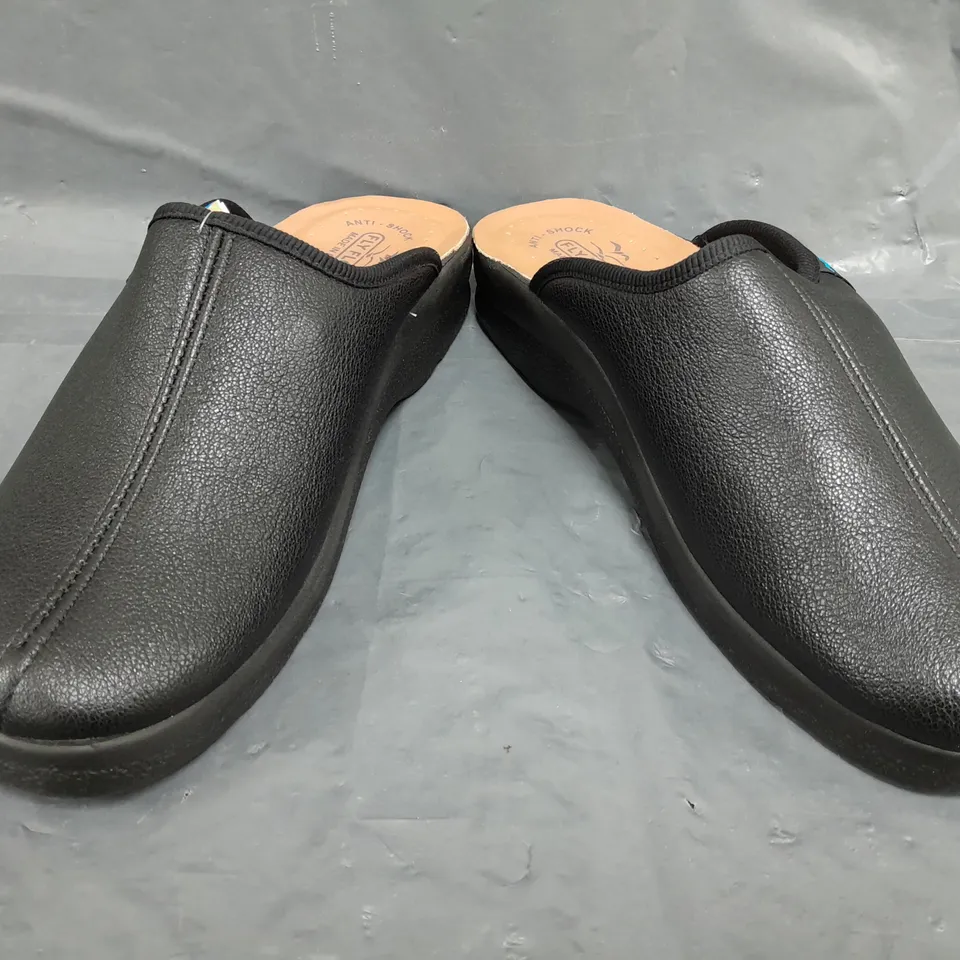 BOXED PAIR OF FLY FLOT SLIP-ON MULES IN BLACK SIZE EU 43