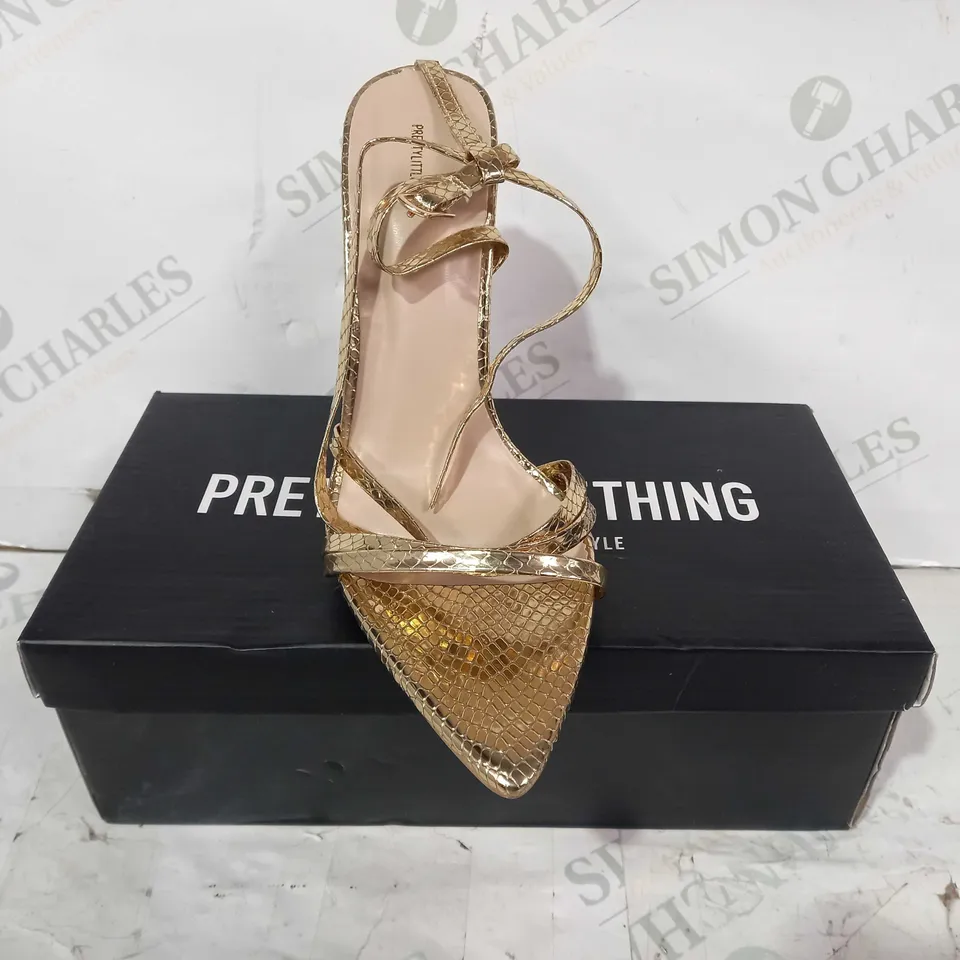 BOXED PAIR OF PRETTY LITTLE THING OPEN TOE STRAPPY HIGH HEELS IN TEXTURED METALLIC GOLD SIZE 4