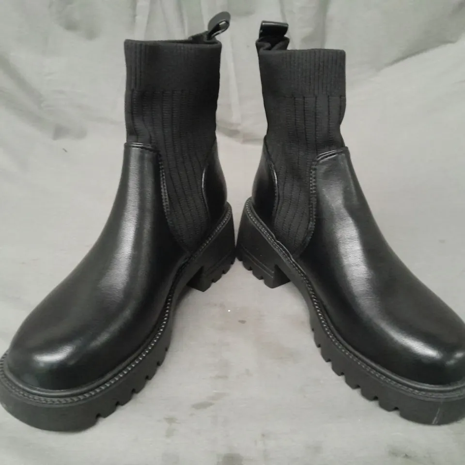 BOXED PAIR OF DESIGNER ANKLE BOOTS IN BLACK EU SIZE 37