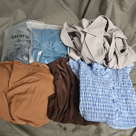 BOX OF APPROXIMATELY 20 ASSORTED CLOTHING ITEMS TO INCLUDE - DRESS, TOPS, TROUSERS, ETC