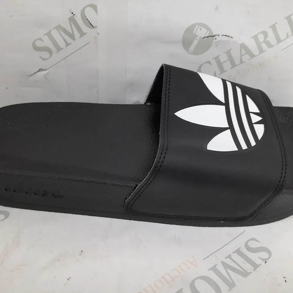 PAIR OF ADIDAS MENS SLIDES IN BLACK - SIZE 9