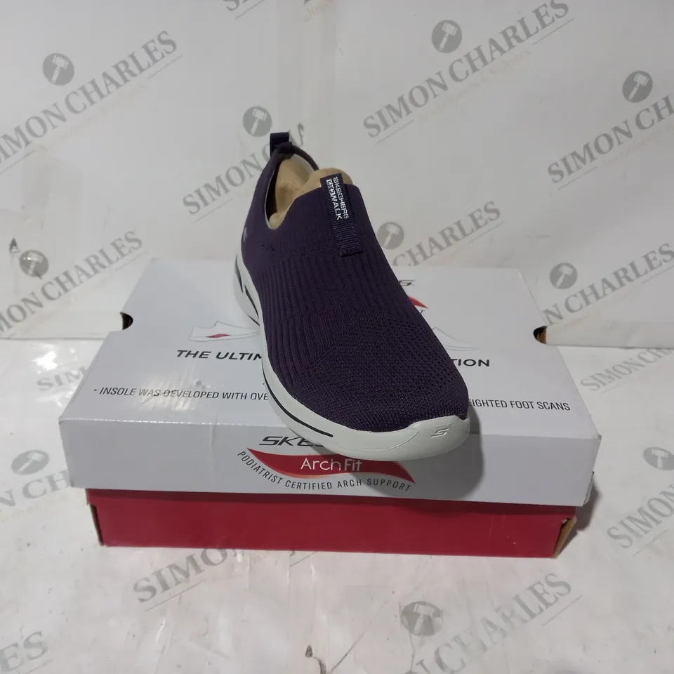 BOXED PAIR OF SKECHERS GOWALK ARCH FIT ICONIC SLIP ON TRAINERS IN PURPLE UK SIZE 4