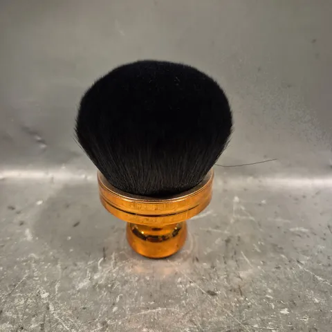 APPROXIMATELY 30 TANNING BRUSHES IN COPPER EFFECT