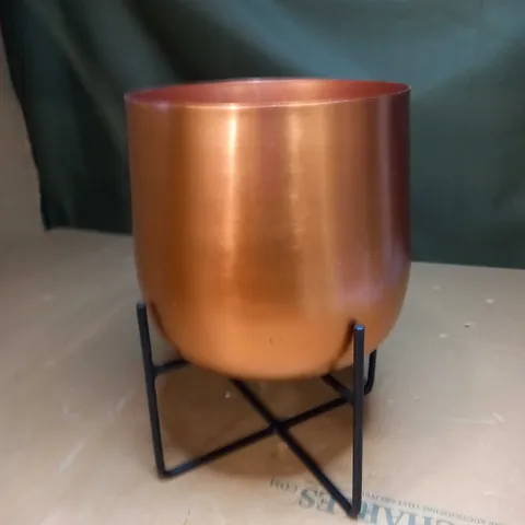 OLLY AND ROSE MARRAKESH COPPER PLANT STAND WITH PLANT POT