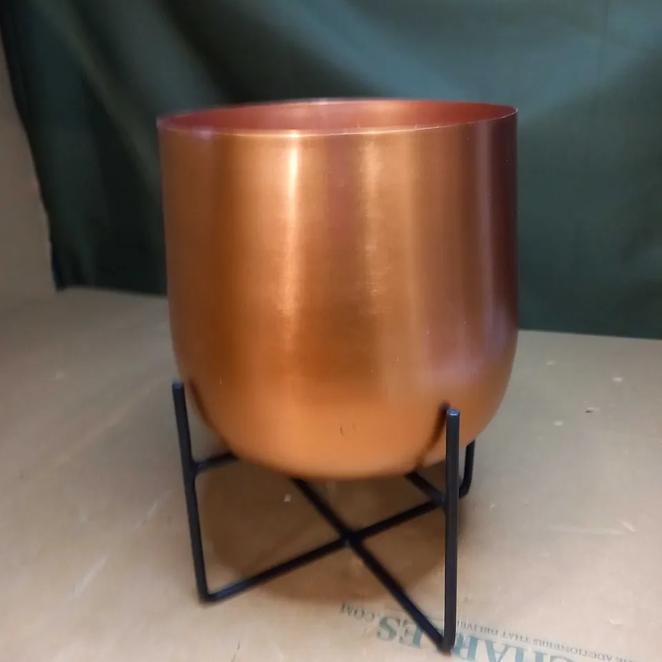 OLLY AND ROSE MARRAKESH COPPER PLANT STAND WITH PLANT POT