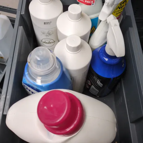 APPROXIMATELY 6 ASSORTED HOUSEHOLD PRODUCTS TO INCLUDE CLEANING SPRAY, FABRIC CONDITIONER ETC 