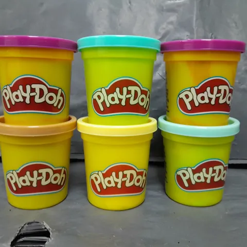 BOX OF APPROXIMATELY 30 ASSORTED SMALL TUBS OF PLAY-DOH IN VARIOUS COLOURS