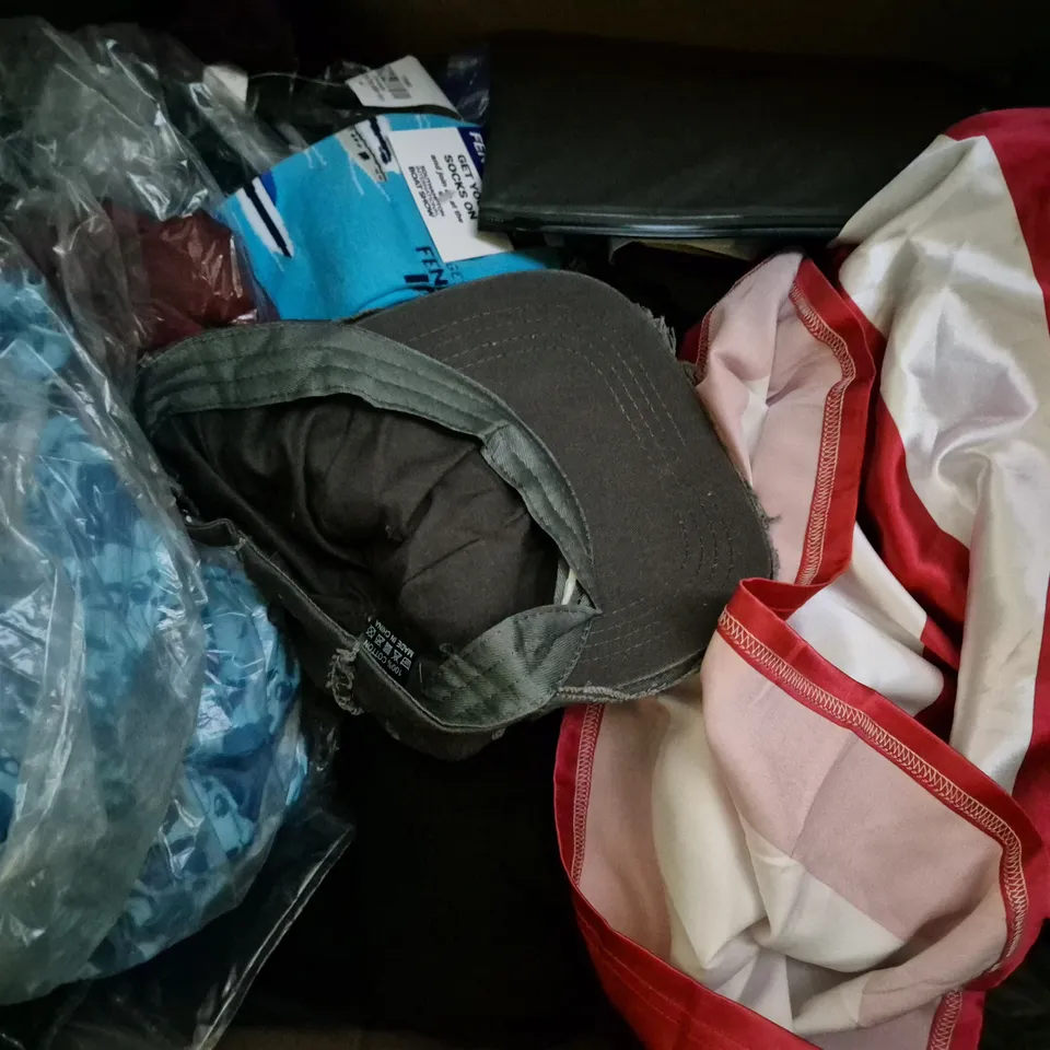 BOX OF APPROXIMATELY 20 ASSORTED CLOTHING AND FASHION ITEMS IN VARIOUS STYLES, SIZES, AND COLOURS - COLLECTION ONLY