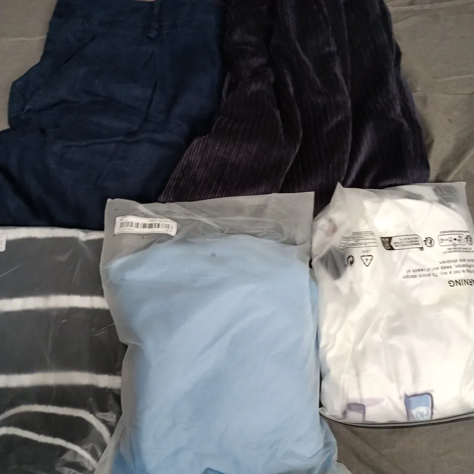 APPROXIMATELY 35 ASSORTED CLOTHING ITEMS IN VARIOUS SIZES, STYLES & COLOURS TO INCLUDE TOPS, TROUSERS, SKIRT, ETC - COLLECTION ONLY