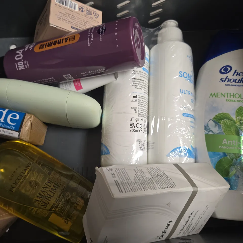 APPROX 12 ASSORTED BEAUTY PRODUCTS TO INCLUDE L'OREAL ELVIVE SHAMPOO, AVEENO CONDITIONER, VASELINE ADVANCED REPAIR, ETC